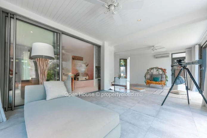 Appartement pieds dans l'eau à louer à Rivière Noire, Tamarin, 4 chambres, piscine privée, meublé.