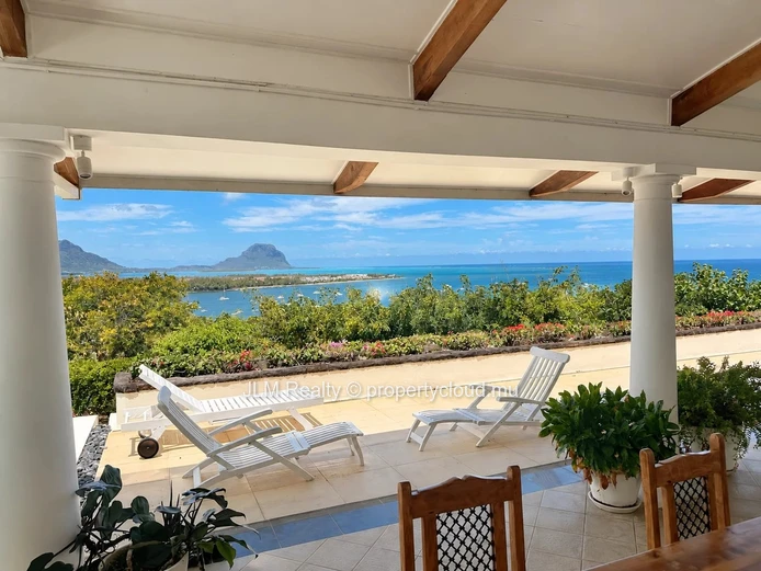Villa d’exception à louer à Rivière Noire, Île Maurice – Vue panoramique sur Le Morne et l’océan