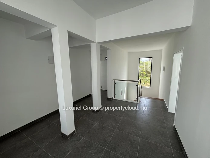 Villa contemporaine de 5 chambres, piscine privée, et espaces de vie généreux