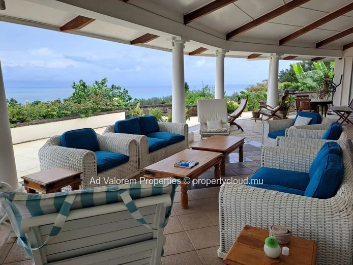 Superb 5-bedroom house with garden and swimming pool for rent in Balck River 