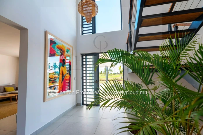 Exceptional 4-bedroom villa facing the golf course with private pool