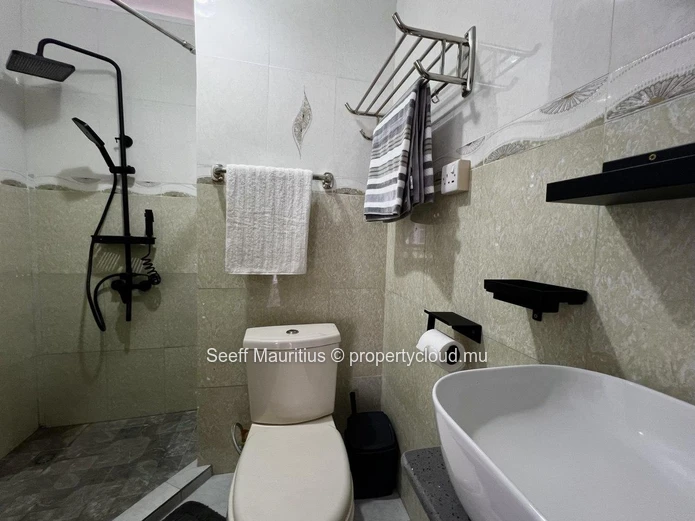 Maison à vendre avec un studio indépendant — idéale pour y vivre ou pour un investissement