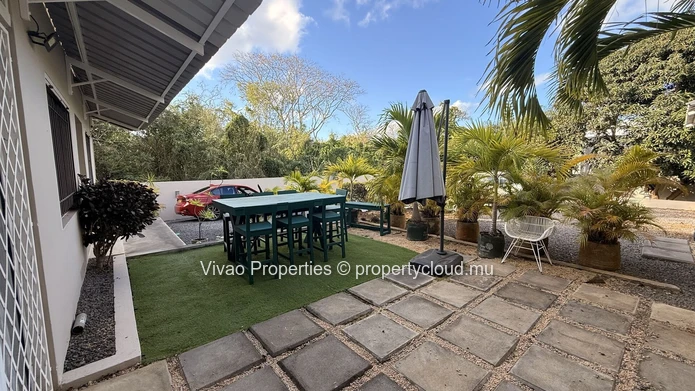Maison principale spacieuse et élégante de 4 chambres meublée + maison d'amis de 2 chambres avec piscine privée à Per...