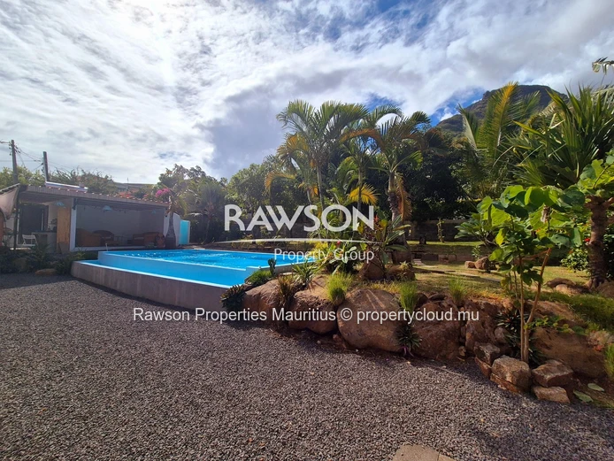 Superbe maison de 4 chambres entièrement rénovée à vendre | Piscine à débordement avec vue imprenable sur la montagne...