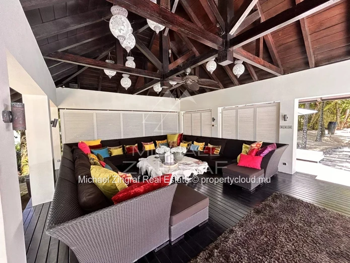 A serene haven with golf and sea view!