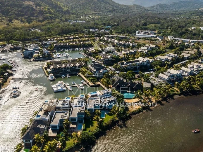 Villa d’Exception de 4 Chambres avec Vues Panoramiques sur les Montagnes et la Mer