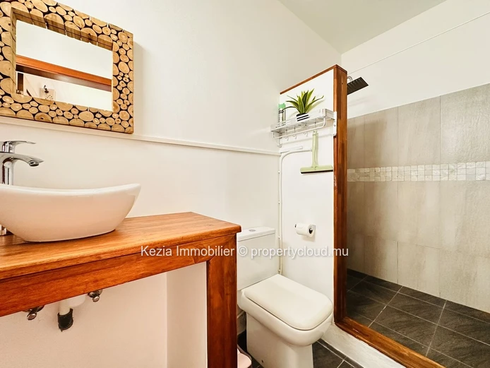 Un Duplex Avec Piscine Pour Un Quotidien Paisible