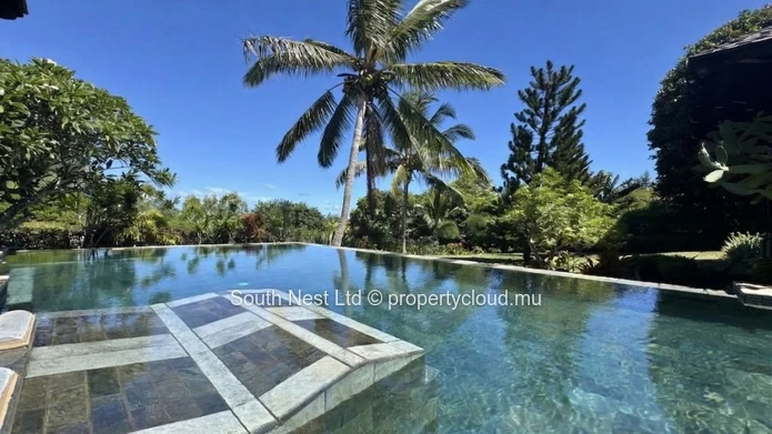 Sea-view villa with beach access
