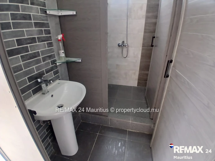 Spacious 5-Bedroom Family Home with Stunning Mountain Views