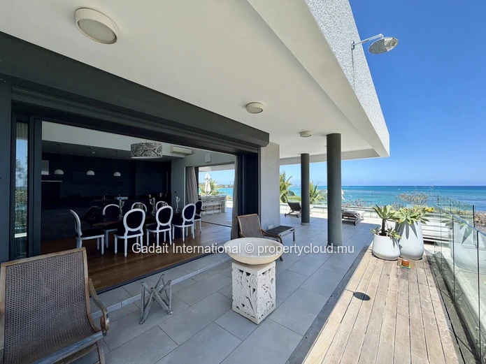 Luxury Beachfront Penthouse in Pereybere – Panoramic Ocean Views of Coin de Mire