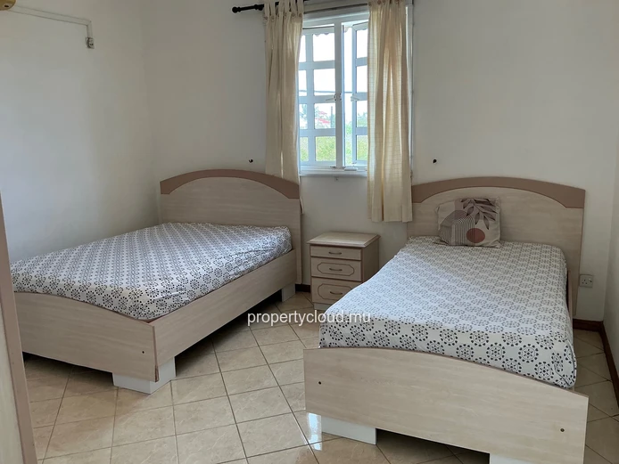 FOR RENT, charming duplex villa in a secure complex, 2 minutes from the public beach, Pereybere