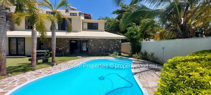 À vendre – Charmant duplex de 2 chambres à Belle Mare – À 5 minutes à pied de la plage