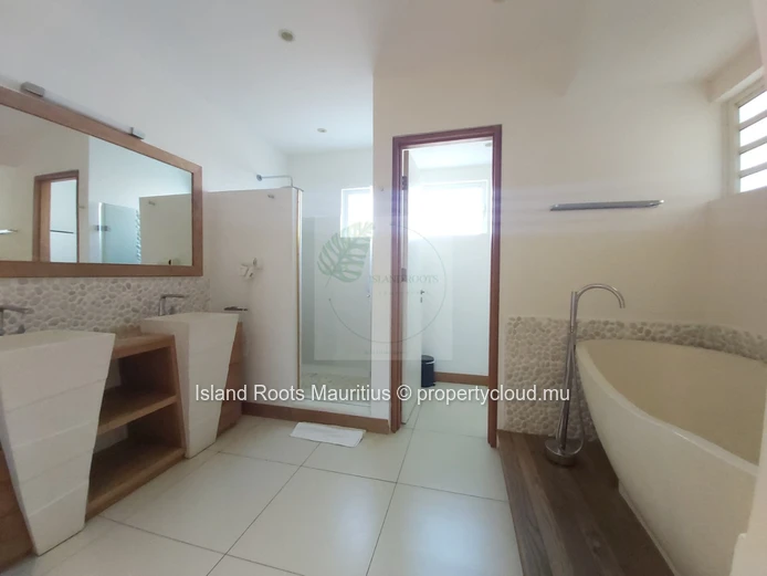 Beachfront apartment located in the north of the island !