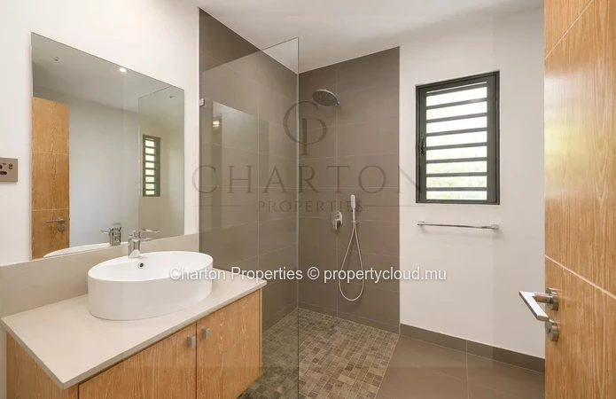 3 bedroom villa with private pool in a privileged residential environment