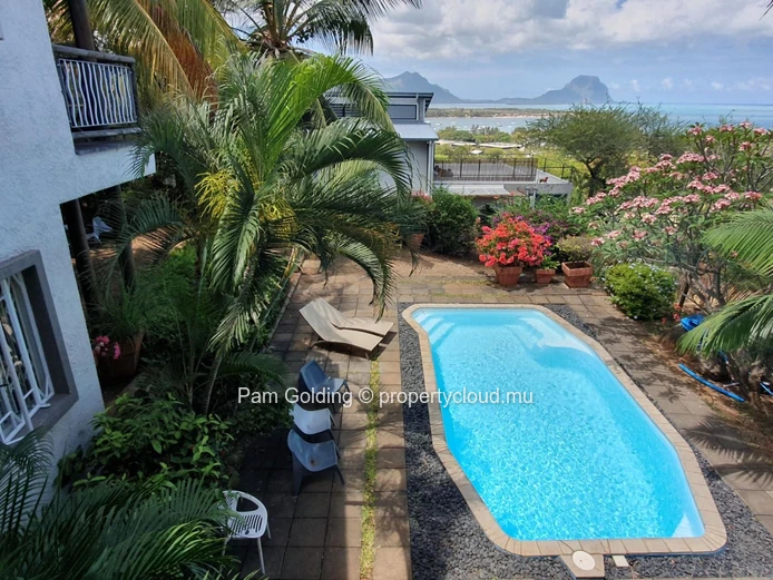 Villa avec vues de la mer et des montagnes