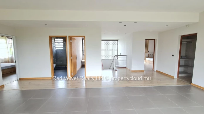 Maison meublée à louer à Ebène, 400m² habitables sur un terrain de 700m². Services et commodités à proximité. Prix Rs...