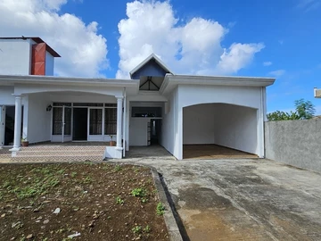 New home with independent studio in a quiet residential area