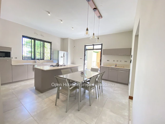 LOCATION - Somptueuse villa meublée avec piscine et vaste jardin arboré au cœur de la forêt de Daruty - 4 CHAMBRES