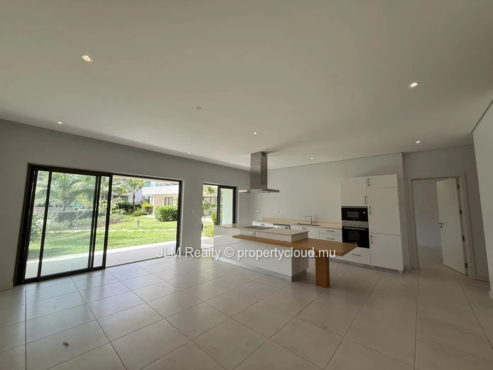 À Vendre : Appartement de 2 Chambres à Pointe aux Canonniers, Maurice