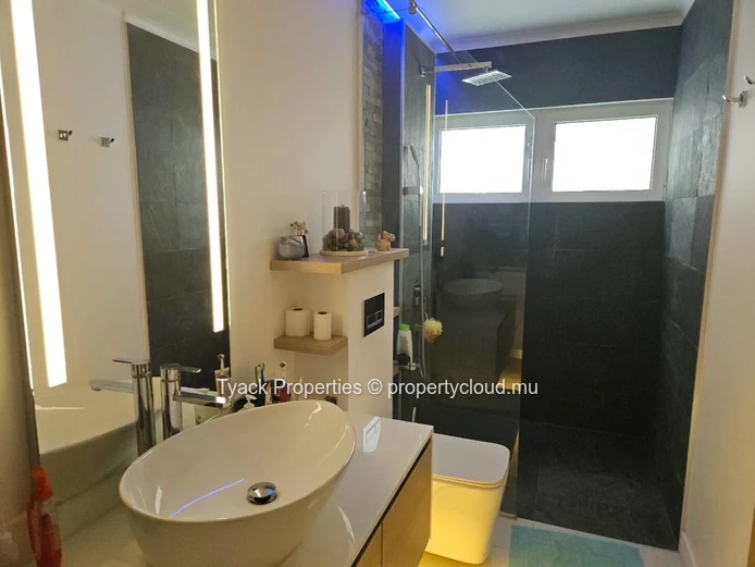 Rare 5-Bedroom Villa with Heated Pool & Spa – Grand Baie