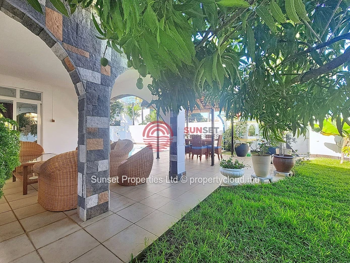 Family home | 4 Bedrooms | 500m from the beach