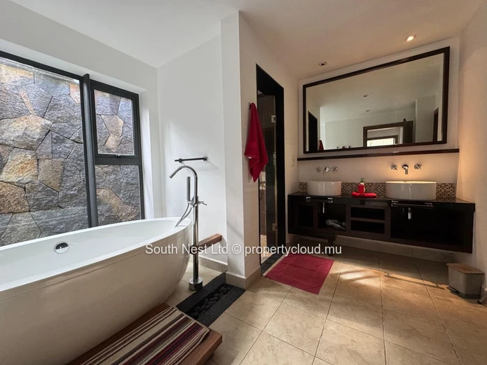 Exceptional villa in the heart of a private estate