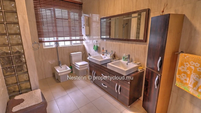 4-bedroom villa with a 2110m² garden, private pool, rustic and modern charm