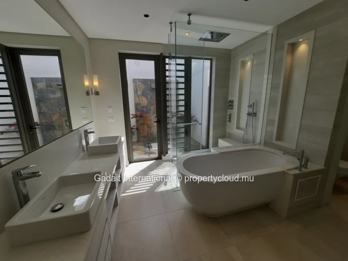 Villa de Luxe à Anahita : Location avec Vue Imprenable sur le Golf
