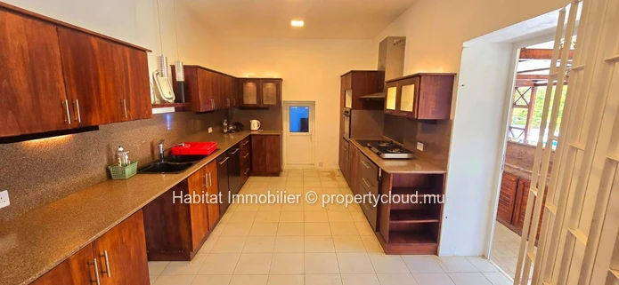Unfurnished house of 290m² on a leasehold land of 680 toises with private access to the sea  at Poste Lafayette