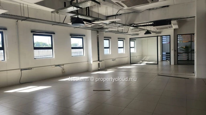 Bureau moderne de 292 m² à Phoenix, avec 6 places de parking, ascenseur privé, groupe électrogène, parking sécurisé e...