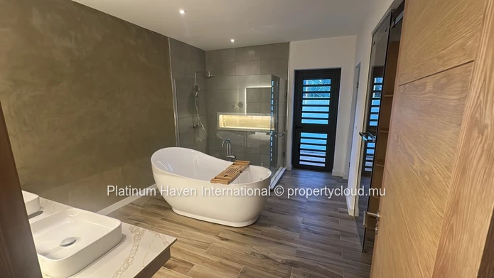 Villa contemporaine 3 chambres à Pereybere — piscine et dressing