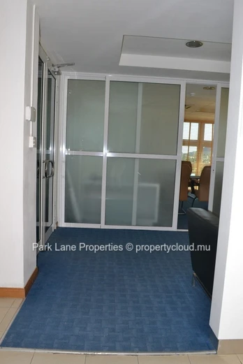 Espace de bureau de 220 m2 au 6eme étage à Belle Rose avec vue dégagée et accessibilité