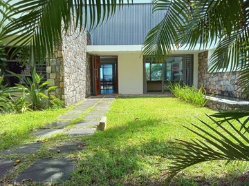 Beachfront 3-bed villa in a sought after region. 