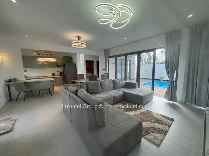 Elegant 4-Bedroom Ensuite Villa with Pool & Rooftop