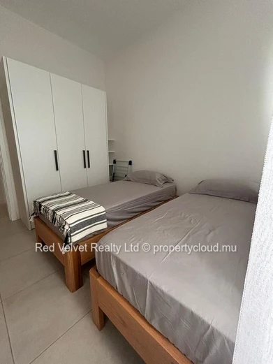 Appartement en bord de mer à louer à Grand Gaube | 3 chambres avec salles de bain attenantes | Terrasse et jardin
