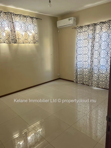 Maison Familiale de 4 Chambres avec Garage et CCTV à Beau Vallon – Rs 4,8M
