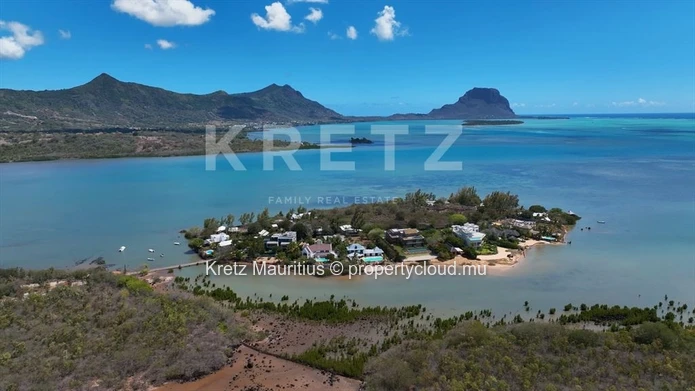 Exclusive Freehold Waterfront Property – 3-Bedroom Apartment