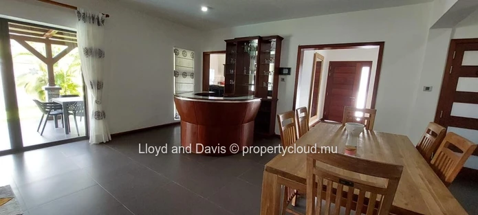 Elegant 3-Bedroom House with Mezzanine in Tamarin – Secure Estate