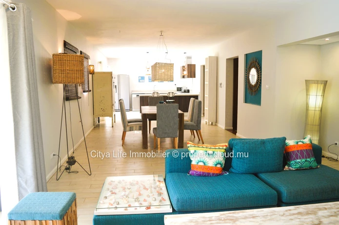 Appartement moderne et bien conçu entièrement meublé à vendre dans une résidence sécurisée.