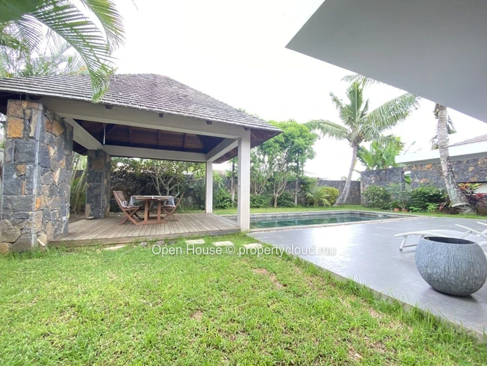 Villa PDS à vendre à Péreybère, 221m² habitables, terrain de 681m², 3 chambres + 1 bureau, piscine privée, 1 garage e...