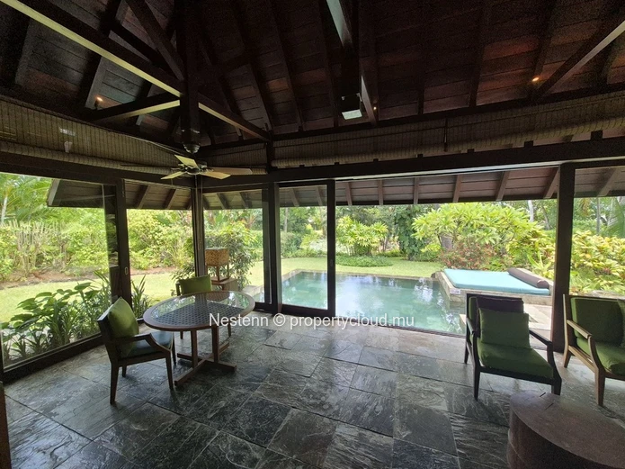 Luxueuse villa moderne avec piscine privée et accès au front de mer