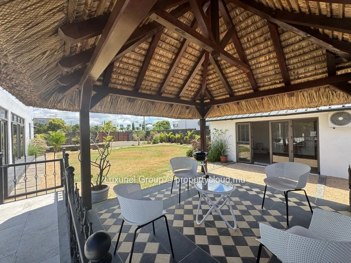 Belle propriété de prestige sur grand terrain a vendre à Grand Baie