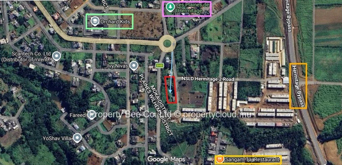 Development land: 85% of a residential arpent with 2 old buildings