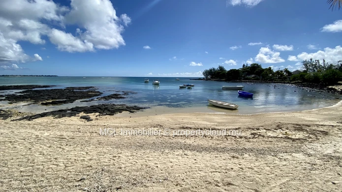 3 bedroom beachfront apartment in Pereybere