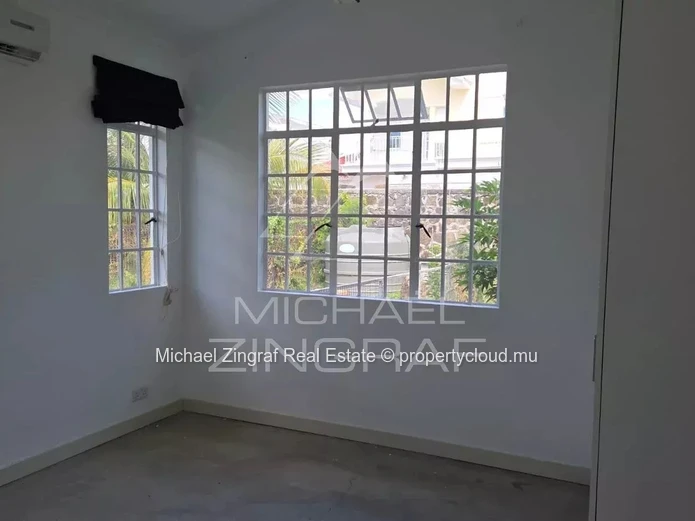 Family Home with Swimming Pool in Pointe aux Canonniers