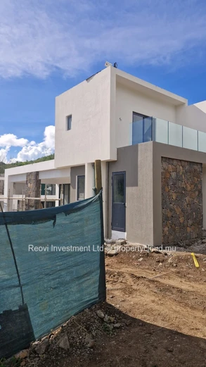 Private & Modern Brand New Villa in Tamarin