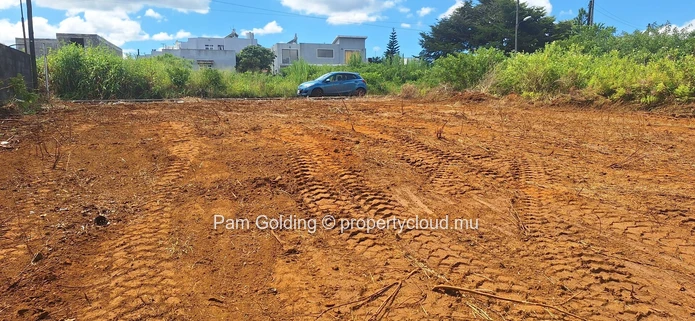 Compact Residential Plot for Sale in Plaines de L’Hermitage – Ideal for Modern Living