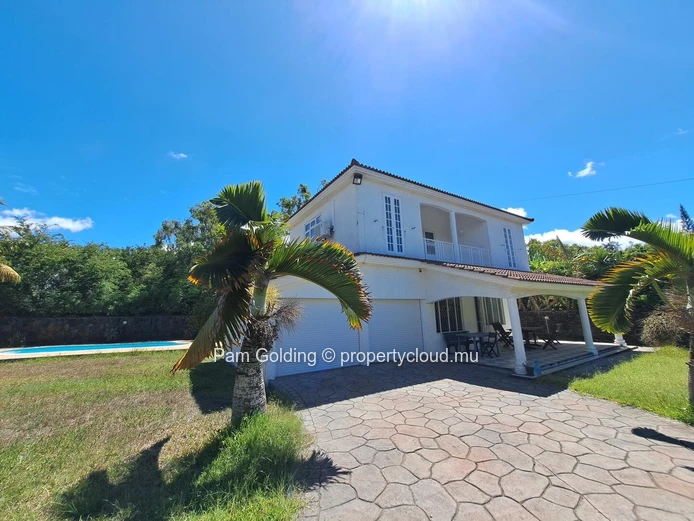 Pointe aux Canonniers – Maison à vendre – Pam Golding Mauritius