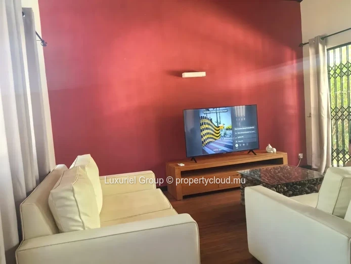 Villa contemporaine à louer – Grand jardin et confort moderne