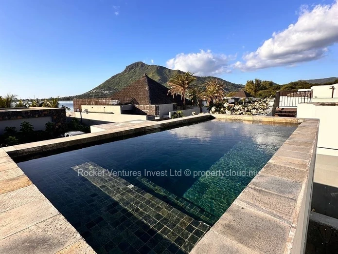 Villa de Luxe de 3 Chambres à Louer à Tamarin, Front de Mer avec Piscine